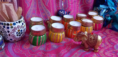 JUEGO DE 2 PORTAVELAS ORIGINALES Y ARTESANALMENTE HECHO A MANO EN INDIA INSPIRADO EN LA ALEGRÍA Y LA BUENA ENERGÍA DE LAS CELEBRACIONES VIBRANTES Y ESPECIALES.ENVÍO GRATIS.