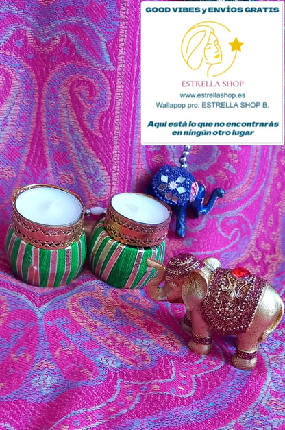 JUEGO DE 2 PORTAVELAS. Pieza original que llena de color y significado cualquier espacio. Este portavelas artesanal está inspirado en la energía y la alegría de las celebraciones tradicionales, combinando hilos decorativos con detalles dorados que aportan un aire cálido y confortable. Un objeto exclusivo que transmite espiritualidad, tradición y estética bohemia.