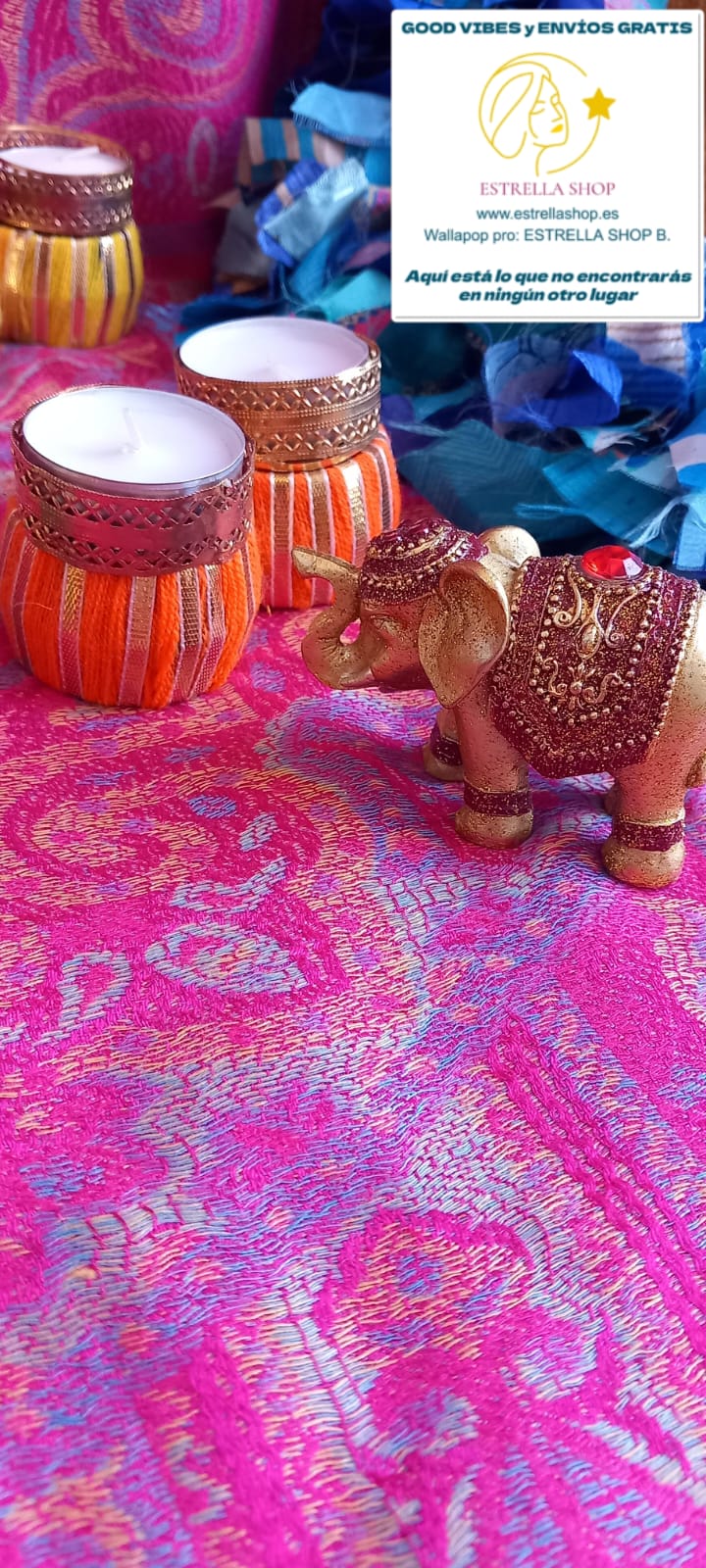 JUEGO DE 2 PORTAVELAS. Pieza original que llena de color y significado cualquier espacio. Este portavelas artesanal está inspirado en la energía y la alegría de las celebraciones tradicionales, combinando hilos decorativos con detalles dorados que aportan un aire cálido y confortable. Un objeto exclusivo que transmite espiritualidad, tradición y estética bohemia.