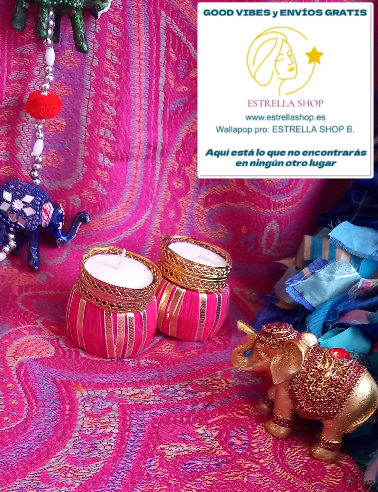 JUEGO DE 2 PORTAVELAS. Pieza original que llena de color y significado cualquier espacio. Este portavelas artesanal está inspirado en la energía y la alegría de las celebraciones tradicionales, combinando hilos decorativos con detalles dorados que aportan un aire cálido y confortable. Un objeto exclusivo que transmite espiritualidad, tradición y estética bohemia.