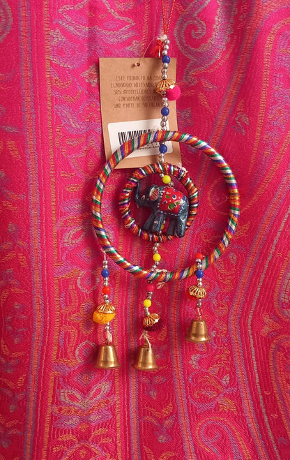 MÓVIL DECORATIVO ELABORADO ARTESANALMENTE EN INDIA CON ELEFANTE Y ESTRUCTURA CIRCULAR ES UN DETALLE ESPECIAL Y VIBRANTE. ENVÍO GRATIS SIN PEDIDO MÍNIMO.
