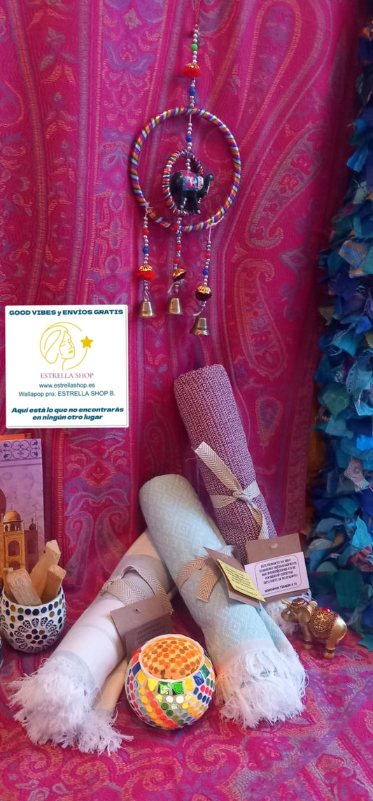 Cada pareo es versátil y lleno de arte, ideal para quienes buscan exclusividad y autenticidad en cada detalle. Confeccionado en algodón con flecos y trabajado con la técnica tradicional block print, cada pieza es única, con patrones y tonalidades irrepetibles. Más que un simple accesorio, este pareo se convierte en una obra de arte multifuncional: úsalo como mural decorativo, como un toque bohemio para la playa o incluso para darle un nuevo aire a tu sofá. Cada diseño refleja la esencia de lo boho aportando