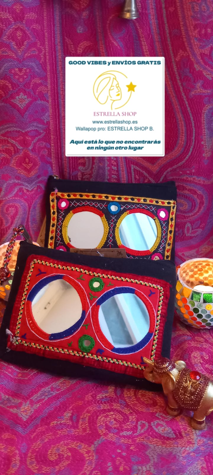 Un complemento pequeño pero lleno de encanto. Es una pieza que fusiona tradición y funcionalidad. Su base oscura crea un contraste perfecto con los vibrantes bordados en hilos de colores y los pequeños espejos que reflejan la esencia artesanal de la cultura Banjara. Ideal para llevar lo esencial con estilo, ya sea como monedero o neceser, y perfecto para combinar con los bolsos de la misma colección.

Características:
- Medida: 20x15 cm