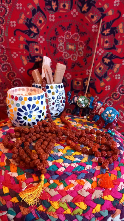 El Collar Mala Semilla Rudraksha es una pieza profundamente espiritual, ideal para quienes valoran la conexión interior y los accesorios con historia.ENVÍO GRATIS SIN PEDIDO MÍNIMO.
