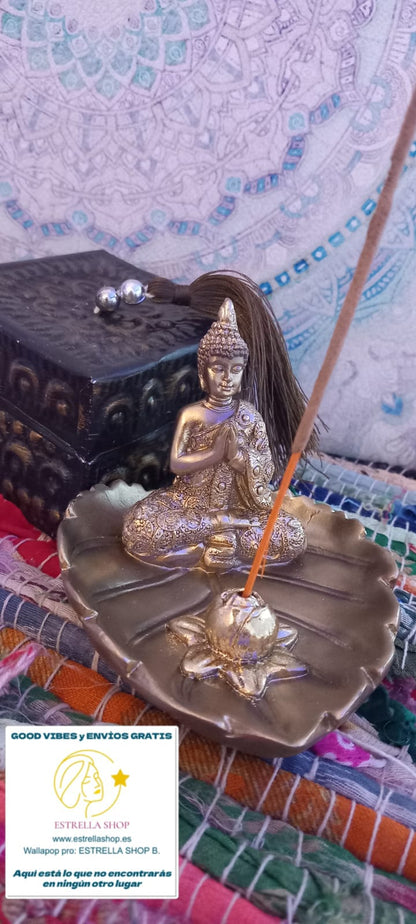 Un incensario con Buda que transmite serenidad, tradición y espiritualidad en su forma más pura.Envío Gratis sin pedido mínimo.