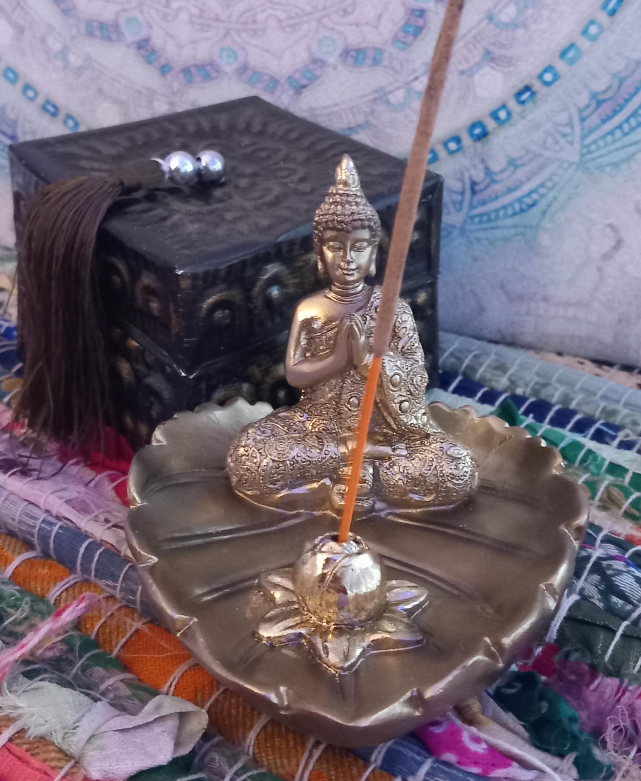 Un incensario con Buda que transmite serenidad, tradición y espiritualidad en su forma más pura.Envío Gratis sin pedido mínimo.