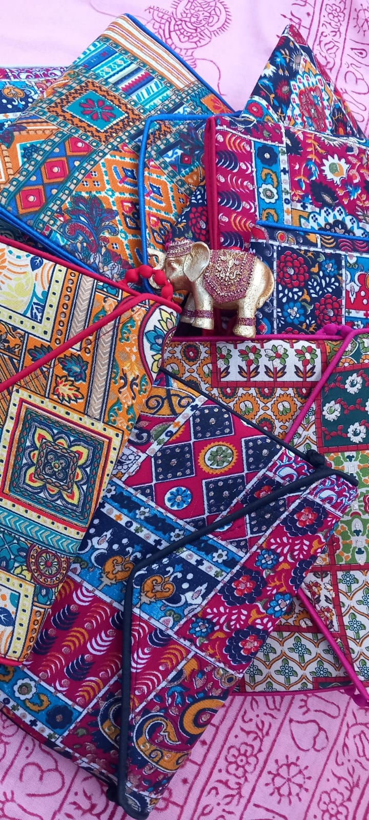 SELECCIONA TU CLUTCH "SUEÑO EN LA INDIA"FAVORITO.TODA UNA EXPRESIÓN DE ARTE Y EXCLUSIVIDAD.ENVÍO GRATIS SIN PEDIDO MÍNIMO.