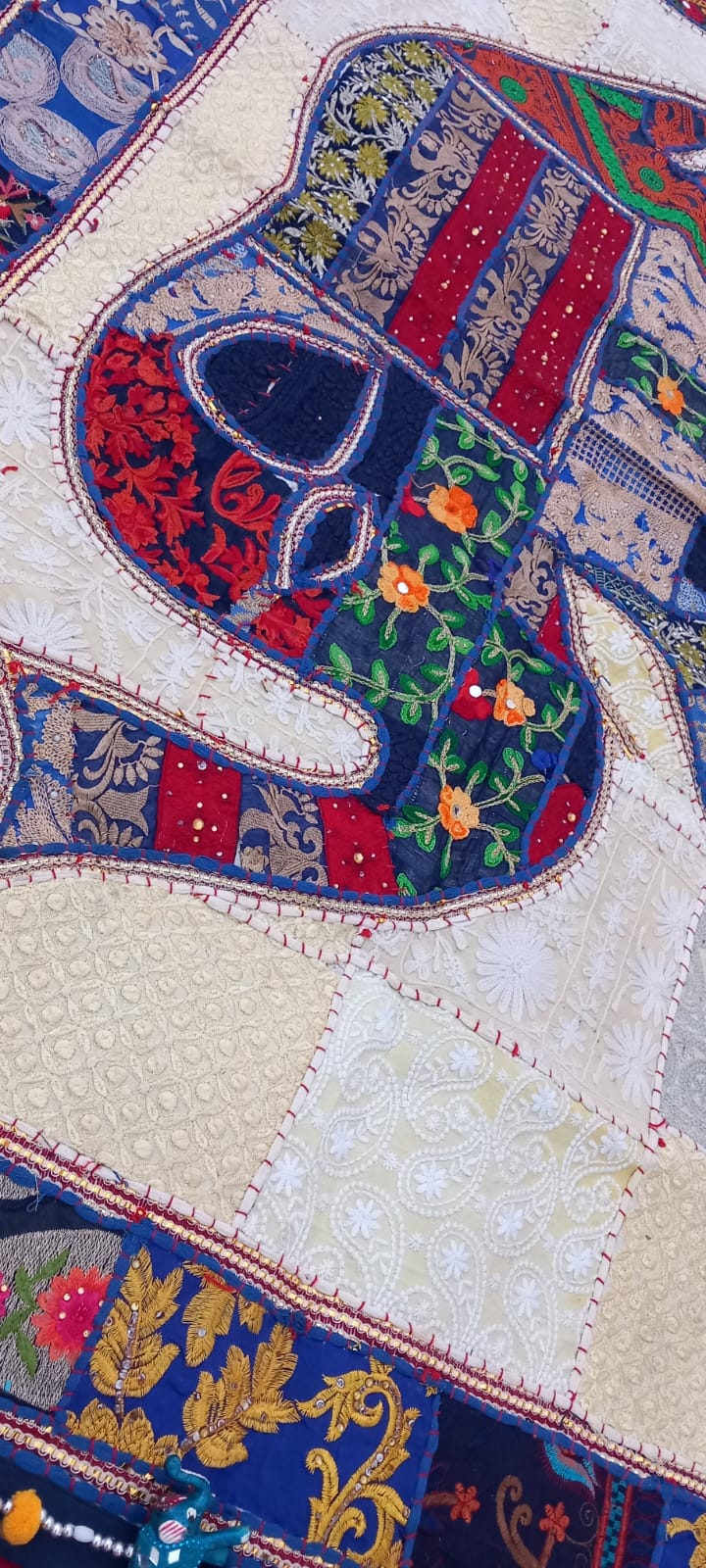 Tapiz bordado a mano y patchwork elefante 150x100cm,textiles que hablan por sí mimos.ENVÍO GRATIS SIN PEDIDO MÍNIMO.