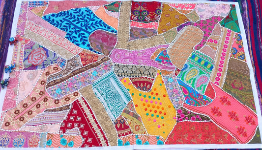 TAPIZ PATCHWORK de 150x100cm bordado hindú artesanal, hecho a mano en India con detalles únicos que reflejan la tradición y cultura de la India. Envío Gratis sin pedido mínimo.