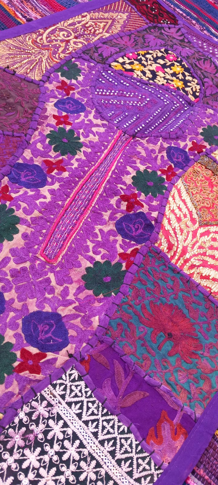 JOYA TEXTIL EN FORMA DE TAPIZ HECHO A MANO.Piezas textiles transforman por completo la atmósfera de una habitación.