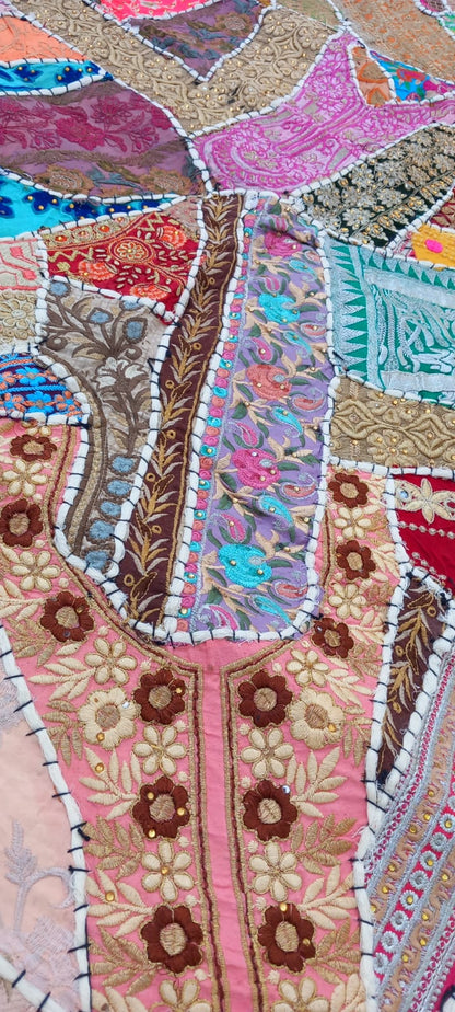 TAPIZ PATCHWORK de 150x100cm bordado hindú artesanal, hecho a mano en India con detalles únicos que reflejan la tradición y cultura de la India. Envío Gratis sin pedido mínimo.
