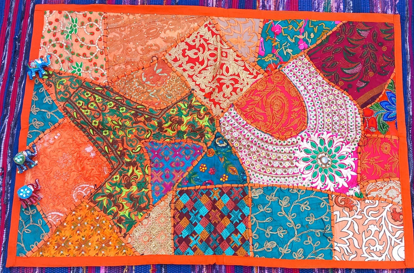 tapiz patchwork es una excelente inversión decorativa porque aporta exclusividad, calidez y un gran valor artístico a cualquier espacio de tu hogar.Envío gratis sin mínimo.