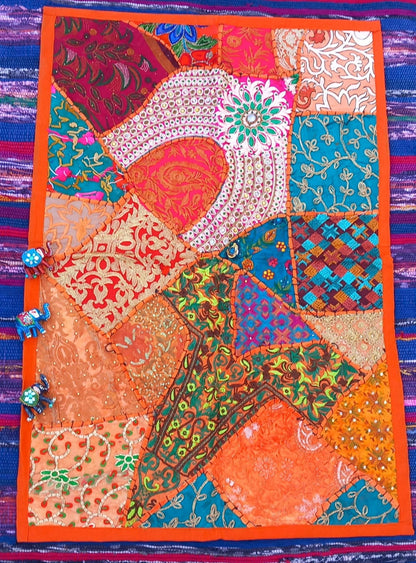 tapiz patchwork es una excelente inversión decorativa porque aporta exclusividad, calidez y un gran valor artístico a cualquier espacio de tu hogar.Envío gratis sin mínimo.