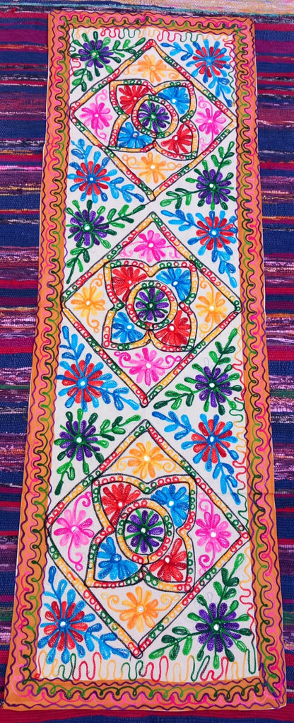 Textil versátil como tapiz o camino. 50X150CM Joya textil que aporta a tu selección de hogar una pieza original que transforma cualquier espacio en una experiencia visual única.