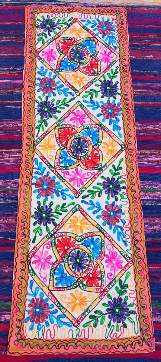 Textil versátil como tapiz o camino. 50X150CM Joya textil que aporta a tu selección de hogar una pieza original que transforma cualquier espacio en una experiencia visual única.