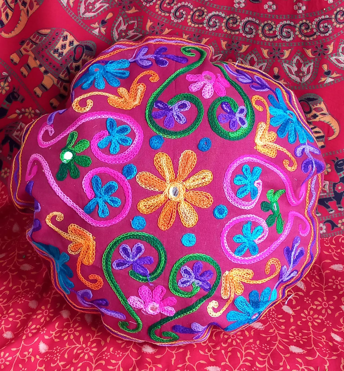 FUNDA DE COJÍN Y/O ZAFU REDONDO 35CM CON CREMALERA TRASERA Y BORDADA DE COLORES SOBRE SAREE INDIA.ENVÍO GRATIS SIN PEDIDO MÍNIMO.