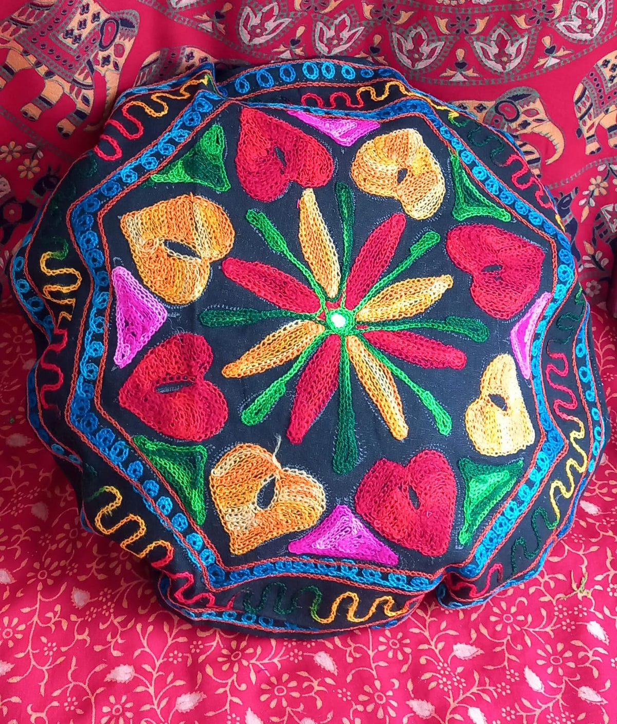 FUNDA DE COJÍN Y/O ZAFU REDONDO 35CM CON CREMALERA TRASERA Y BORDADA DE COLORES SOBRE SAREE INDIA.ENVÍO GRATIS SIN PEDIDO MÍNIMO.