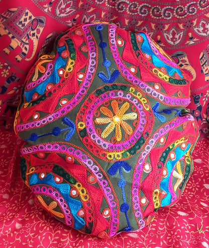 FUNDA DE COJÍN Y/O ZAFU REDONDO 35CM CON CREMALERA TRASERA Y BORDADA DE COLORES SOBRE SAREE INDIA.ENVÍO GRATIS SIN PEDIDO MÍNIMO.