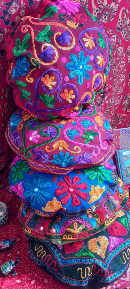 FUNDA DE COJÍN Y/O ZAFU REDONDO 35CM CON CREMALERA TRASERA Y BORDADA DE COLORES SOBRE SAREE INDIA.ENVÍO GRATIS SIN PEDIDO MÍNIMO.