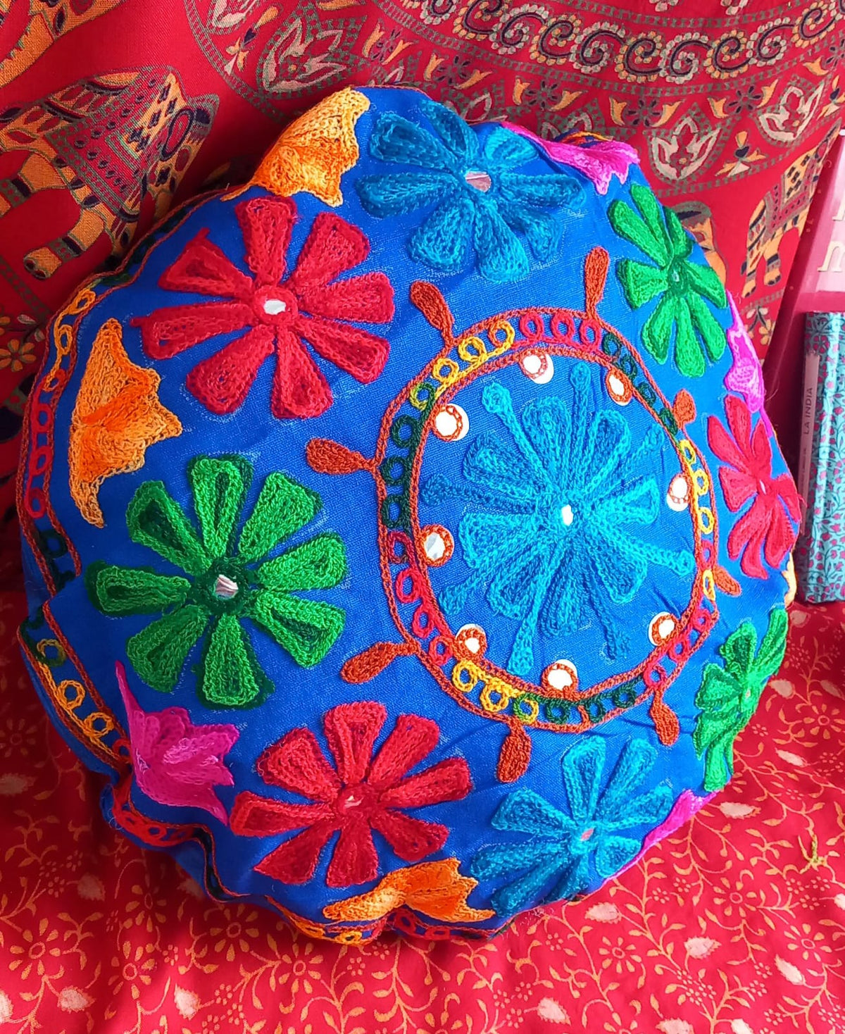 FUNDA DE COJÍN Y/O ZAFU REDONDO 35CM CON CREMALERA TRASERA Y BORDADA DE COLORES SOBRE SAREE INDIA.ENVÍO GRATIS SIN PEDIDO MÍNIMO.
