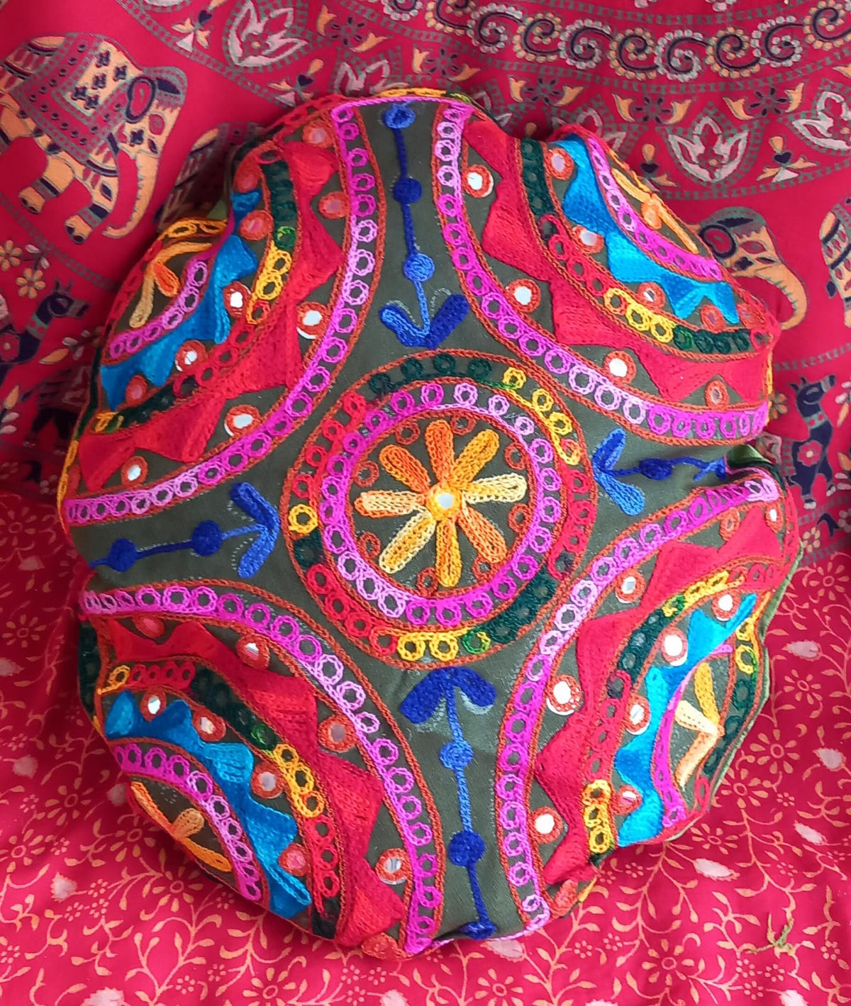 FUNDA DE COJÍN Y/O ZAFU REDONDO 35CM CON CREMALERA TRASERA Y BORDADA DE COLORES SOBRE SAREE INDIA.ENVÍO GRATIS SIN PEDIDO MÍNIMO.