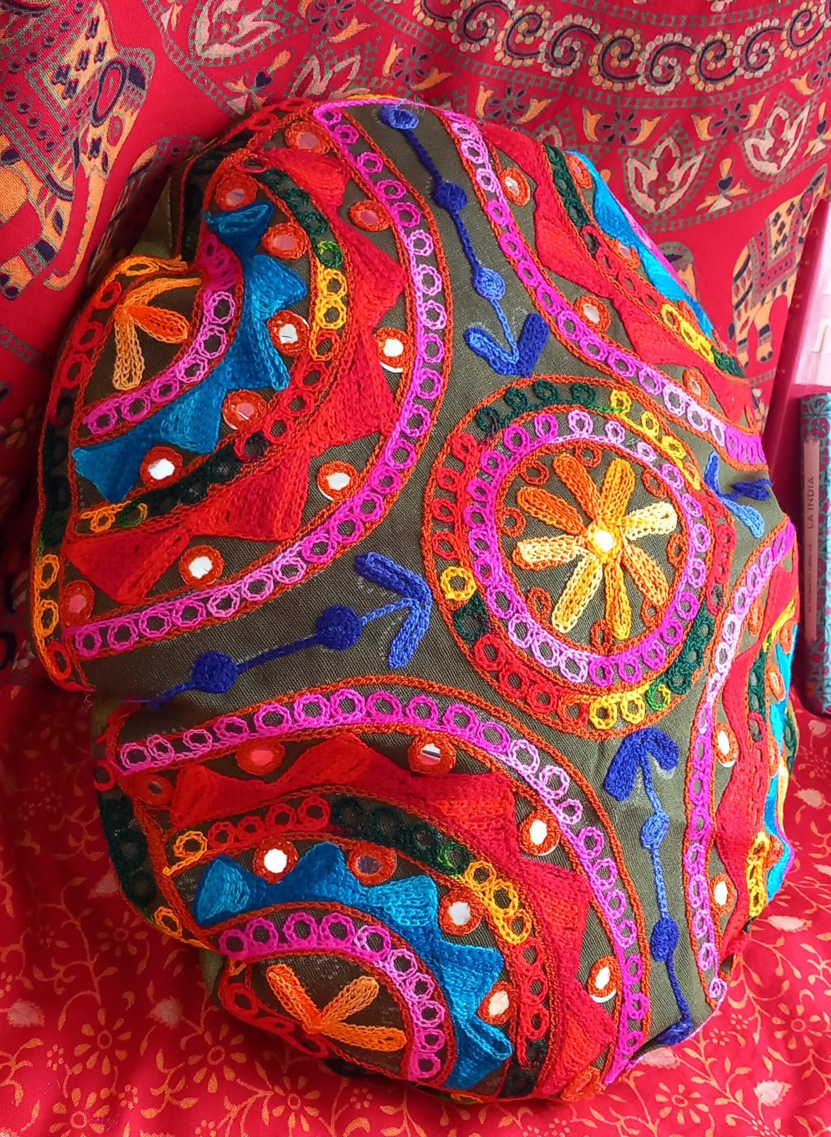 FUNDA DE COJÍN Y/O ZAFU REDONDO 35CM CON CREMALERA TRASERA Y BORDADA DE COLORES SOBRE SAREE INDIA.ENVÍO GRATIS SIN PEDIDO MÍNIMO.