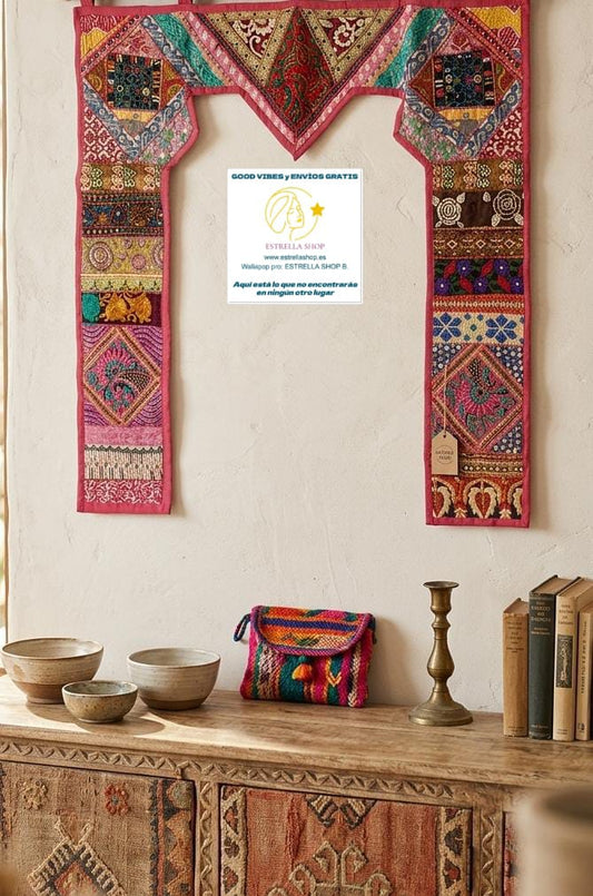 Llena tu ambiente de alma, color y tradición con este torán de inspiración india. Cada pieza es una fusión única de retales bordados, telas vibrantes y detalles inesperados que capturan la esencia de la artesanía más auténtica. Ideal para colgar en entradas o espacios destacados, su estilo boho y su carácter único lo convierten en un elemento decorativo que no pasa desapercibido. Un producto exclusivo que transformará cualquier rincón con historia, elegancia y personalidad.