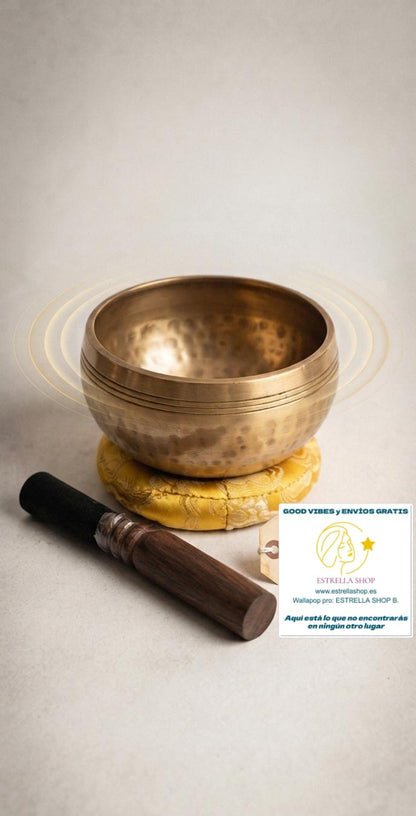 CUENCO LATÓN MANTRA VERDE SAGRADO INCLUYE ZAFU YY STICK DE MADERA.-Un instrumento ancestral con un sonido único y envolvente. El Cuenco de Latón mantra es una pieza artesanal elaborada en Nepal, donde cada detalle ha sido cuidadosamente trabajado para ofrecer una vibración profunda y armonizadora. Desde tiempos remotos, estos cuencos han sido utilizados por lamas y sanadores tibetanos para inducir estados de meditación, relajación y bienestar. Su acabado en y sus mantras tradicionales lo convierten en una a
