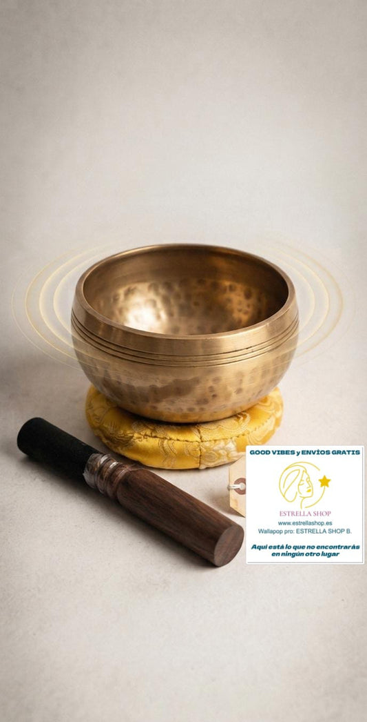 CUENCO LATÓN MANTRA VERDE SAGRADO INCLUYE ZAFU YY STICK DE MADERA.-Un instrumento ancestral con un sonido único y envolvente. El Cuenco de Latón mantra es una pieza artesanal elaborada en Nepal, donde cada detalle ha sido cuidadosamente trabajado para ofrecer una vibración profunda y armonizadora. Desde tiempos remotos, estos cuencos han sido utilizados por lamas y sanadores tibetanos para inducir estados de meditación, relajación y bienestar. Su acabado en y sus mantras tradicionales lo convierten en una a