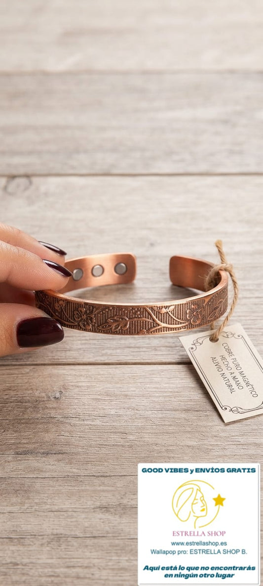 Pulsera de cobre magnética de alta densidad, con imanes en sus extremos y con el grabado de la flor del cerezo japonés, símbolo de la belleza, la delicadeza y la fugacidad de la vida.

Los imanes generan un campo magnético que potencia el ya beneficioso efecto del cobre en el cuerpo humano.1CM

Hecho en India

ENVÍO GRATIS SIN PEDIDO MÍNIMO