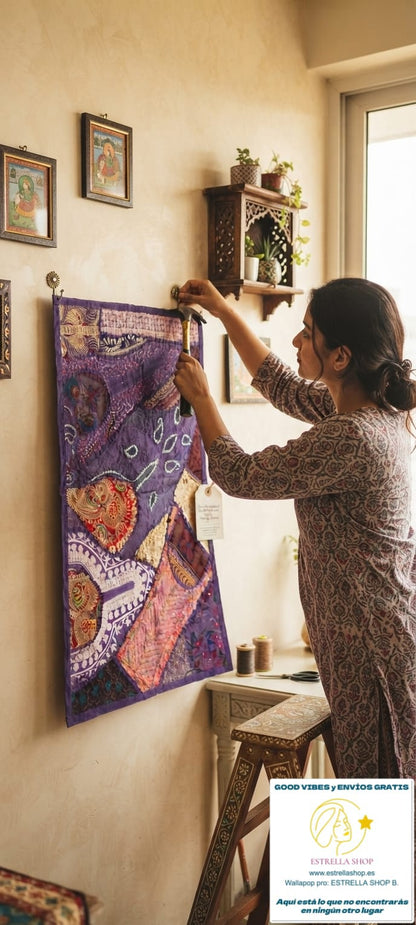 Un clásico del arte textil reinventado con un toque exótico y exclusivo. El tapiz patchwork de 90x60 cm está confeccionado artesanalmente con retales bordados en algodón, creando composiciones únicas con flores, formas geométricas y pequeños abalorios brillantes. Cada pieza tiene su propio carácter, con un ribete en tono coordinado que enmarca el diseño y lo convierte en una joya decorativa. Ideal para colgar, usar como camino de mesa o sobre un mueble que quieras destacar.