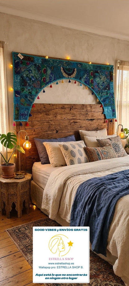 Un toque de color y tradición para cualquier espacio. Es una pieza única, elaborada artesanalmente en algodón con la técnica de patchwork. Su diseño arqueado y sus vibrantes retales bordados con hilos de colores lo convierten en un elemento decorativo imprescindible en la tradición hindú, utilizado para embellecer puertas y atraer buenas energías. Además, su versatilidad permite que también se utilice en paredes, escaparates, mostradores o incluso en stands de mercado. Sus bonitos fleco de colores le añaden