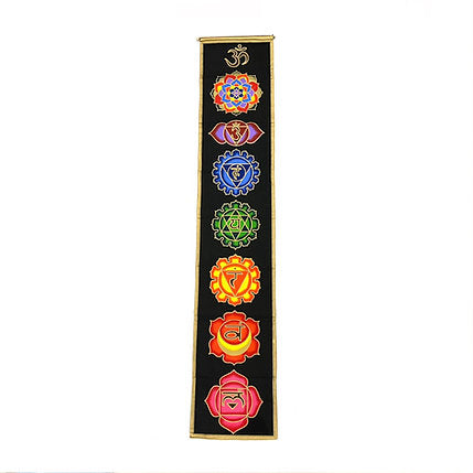 Un elemento decorativo con alma y funcionalidad. El tapiz banderola con el OM y los&nbsp; 7 Chakras está elaborado artesanalmente en algodón y presenta un diseño vertical de 37x180 cm que combina estética espiritual y practicidad. Cada uno de los siete chakras está representado con su símbolo correspondiente en bolsillos individuales, cada uno con un fondo de color distinto. Ideal para decorar con intención cualquier rincón también es ideal para colgar en cualquier espacio y crear un ambiente con energía po