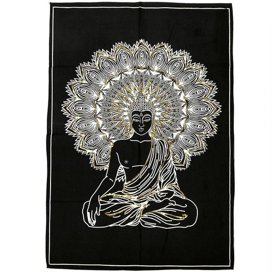 Un homenaje textil a la espiritualidad y la tradición hindú. El tapiz Buda 110x70 cm está elaborado con tela estampada y adornado con vibrantes colores y lentejuelas que aportan luz y profundidad. Sobre un fondo negro destaca la figura sagrada de Buda, convirtiendo esta pieza en una obra única cargada de simbolismo.&nbsp; El mudra del Buda es el Bhumiparsa,que significa que "toca la tierra y la hace testigo de su iluminación" que representa el momento en que evita las tentaciones malignas y alcanza la ilumi