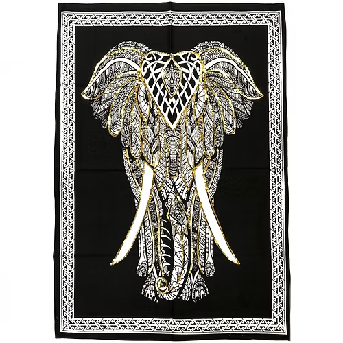 Un homenaje textil a la espiritualidad y la tradición hindú. El tapiz Elefante110x70 cm está elaborado con tela estampada y adornado con vibrantes colores y lentejuelas que aportan luz y profundidad. Sobre un fondo negro destaca la figura sagrada de un elefante,que en las culturas orientales representa calma, tranquilidad, energía equilibrada y fertilidad.Convirtiendo esta pieza en una obra única cargada de simbolismo.&nbsp; Ideal para colgar en cualquier espacio y crear un ambiente con energía positiva y e