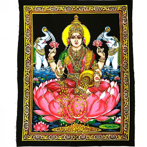 Un homenaje textil a la espiritualidad y la tradición hindú. El tapiz Lakshmi110x70 cm está elaborado con tela estampada y adornado con vibrantes colores y lentejuelas que aportan luz y profundidad. Sobre un fondo negro destaca la figura sagrada de Lakshmi,&nbsp;la diosa hindú de la riqueza, la prosperidad, la belleza y la fertilidad. La flor de loto, las monedas de oro, los elefantes y sus 4 brazos son sus símbolos habituales.Muy venerada en los hogares hindúes, es también la favorita de las personas empre