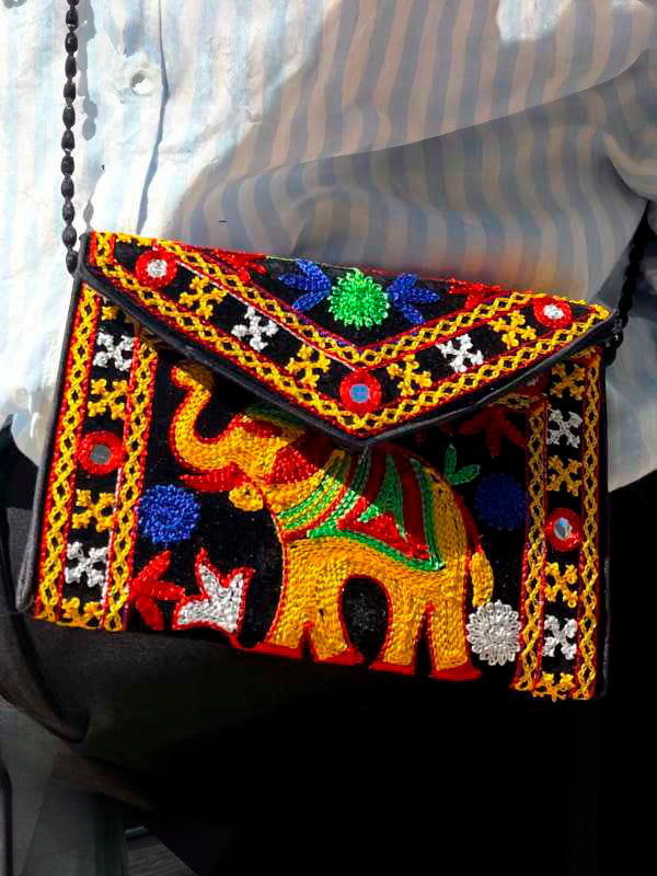 Un clutch que convierte cualquier look en una expresión de arte y exclusividad. El Clutch Variado es una selección de piezas originales y únicas que aportan diferenciación inmediata a tu selección de accesorios.Cada modelo es especial, con detalles artesanales que reflejan tradición, creatividad y sofisticación.Su diseño atemporal lo transforma en el complemento perfecto tanto para eventos como para elevar estilismos cotidianos.Ligero, práctico y con gran impacto visual, es ideal.Una apuesta segura para cli