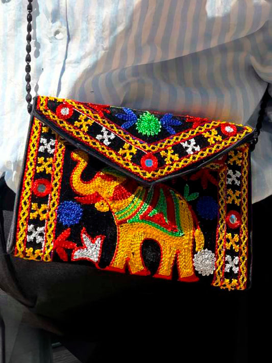 Un clutch que convierte cualquier look en una expresión de arte y exclusividad. El Clutch Variado es una selección de piezas originales y únicas que aportan diferenciación inmediata a tu selección de accesorios.Cada modelo es especial, con detalles artesanales que reflejan tradición, creatividad y sofisticación.Su diseño atemporal lo transforma en el complemento perfecto tanto para eventos como para elevar estilismos cotidianos.Ligero, práctico y con gran impacto visual, es ideal.Una apuesta segura para cli
