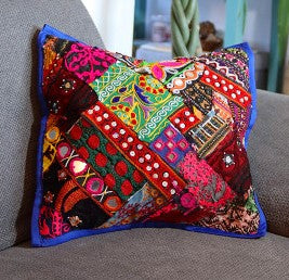 Fundas de cojín y de zafú.

Un toque bohemio y artesanal para cualquier espacio. Esta funda de cojín Old Banjara es una pieza única, confeccionada con retales de tejidos tradicionales llenos de historia. Sus vibrantes bordados, detalles en espejos y abalorios la convierten en un complemento perfecto para quienes buscan decorar con personalidad y autenticidad. Su apertura trasera facilita la colocación del relleno, aportando comodidad y practicidad.

Características
- Medida: 20x20 cm
envío gratis