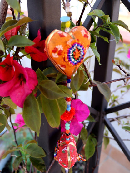 COLGADOR DE CORAZONES EN TELA.

Está elaborado con tela.
Es un tira decorativa donde caen piezas coloridas de corazón en tela.
Se intercalan con pequeñas cuentas y pompones, en su extremo tiene una campana.

Medidas aproximadas 100 cm.

ENVÍO GRATIS.