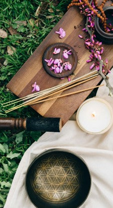 Las 24 varillas de incienso LAVANDA son inciensos indios excepcionales que encantan con su aroma especial. Elaboradas a mano a partir de una mezcla de ingredientes naturales (hierbas, resinas, flores secas y aceites esenciales), crean una composición aromática con propiedades calmantes y armonizantes. Las principales notas de la fragancia crean un aura de calma y de sosiego.