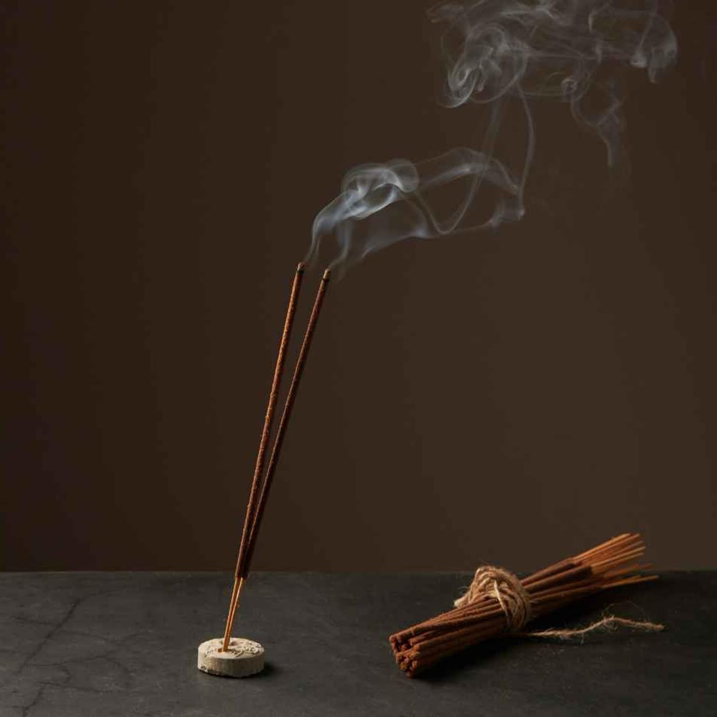 Las 24 varillas de incienso PALO SANTO son inciensos indios excepcionales que encantan con su aroma especial. Elaboradas a mano a partir de una mezcla de ingredientes naturales (hierbas, resinas, flores secas y aceites esenciales), crean una composición aromática con propiedades calmantes y purificantes. Las principales notas de la fragancia crean un aura de paz interior. Palo Santo es conocido por mundialmente por sus beneficios para las limpiezas energéticas y de espacios.