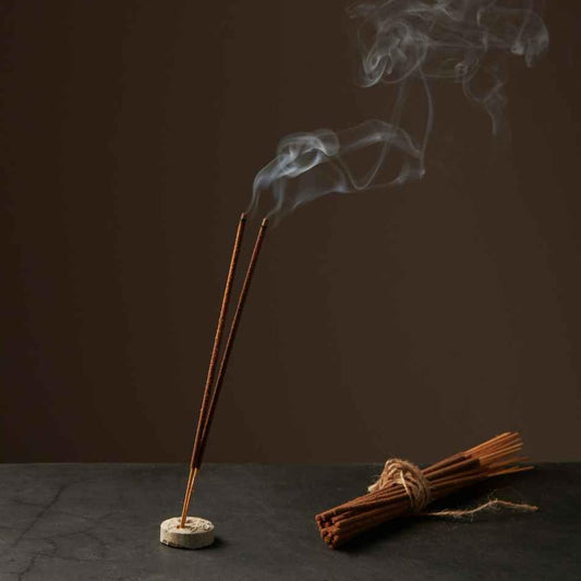 Las 24 varillas de incienso PALO SANTO son inciensos indios excepcionales que encantan con su aroma especial. Elaboradas a mano a partir de una mezcla de ingredientes naturales (hierbas, resinas, flores secas y aceites esenciales), crean una composición aromática con propiedades calmantes y purificantes. Las principales notas de la fragancia crean un aura de paz interior. Palo Santo es conocido por mundialmente por sus beneficios para las limpiezas energéticas y de espacios.