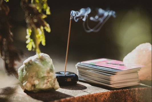 Incienso natural India desde la ciudad de Jaipur,no contiene envase son varitas a granel.

Las 24 varillas de incienso ROMERO son inciensos indios excepcionales que encantan con su aroma especial. Elaboradas a mano a partir de una mezcla de ingredientes naturales (hierbas, resinas, flores secas y aceites esenciales), crean una composición aromática con propiedades calmantes y armonizantes. Las principales notas de la fragancia crean un aura de paz, optimismo y alta vibración.