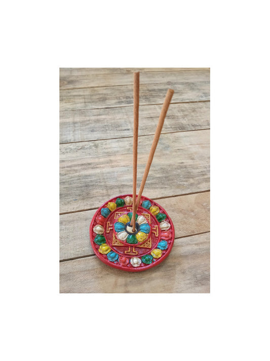 Las 24 varillas de incienso DE SÁNDALO son inciensos indios excepcionales que encantan con su aroma especial. Elaboradas a mano a partir de una mezcla de ingredientes naturales (hierbas, resinas, flores secas y aceites esenciales), crean una composición aromática con propiedades que favorecen la concentración y la meditación.