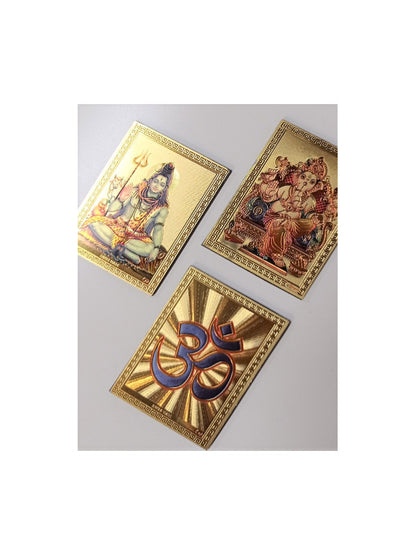 El imán deidades es una pieza decorativa que combina espiritualidad, tradición y un toque brillante. Con ilustraciones de dioses hindúes o el símbolo sagrado del Om, cada imán es una pequeña obra artesanal con acabados dorados que resaltan sobre cualquier superficie metálica. Ideal como detalle decorativo o para regalar, este imán aporta un aire místico y exótico