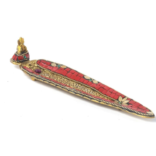 INCENSARIO DE METAL DE ESTILO ÉTNICO EN FORMA DE HOJA CON GANESHA Y PIEDRAS CORAL.

Todo decorado con relieves con formas de flores y en el extremo una pequeña Ganesha que cuidará tu hogar.

Transforma tu espacio en un refugio de paz y espiritualidad con nuestro inciensario metálico en forma de hoja. Este elegante accesorio, diseñado con meticuloso detalle, es una pieza imprescindible para quienes buscan una conexión más profunda con su entorno. Con una hermosa figura de  Ganesh tallada en su superf