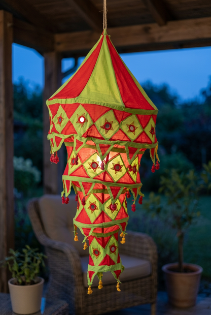 Lámpara iluminada en una terraza al anochecer