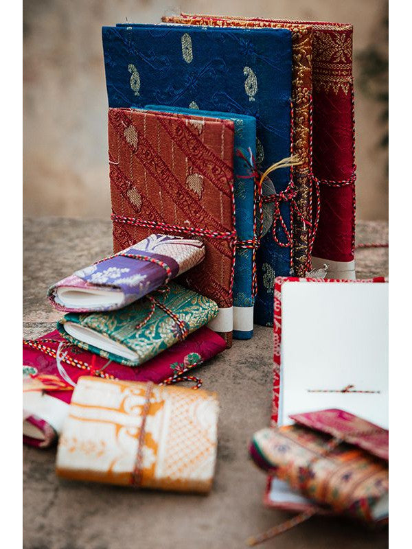 Libreta silk mini. Ideal para detalles de eventos diferentes,artesanía India.Disponibilidad de grandes canntidades....y envío gratis.