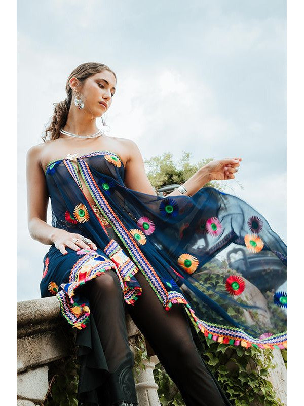 El multiposición Dupatta Sawai es una pieza llena de carácter, elegancia y arte. Confeccionado en gasa ligera y bordado artesanalmente, cada modelo brilla por sus bordados únicos y el detalle exquisito del ribete completamente trabajado. Su versatilidad permite transformarlo en top, pañuelo, falda, fajín o tocado, adaptándose a cualquier estilo con un toque de distinción. Una joya textil que hará que tu te diferencies de manera única, exclusiva y llena de alma